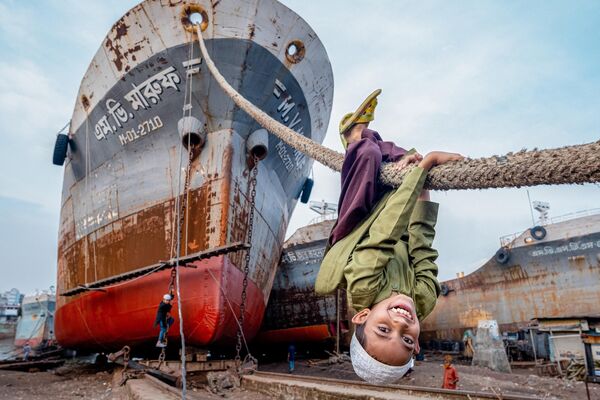 Abás se divierte con las cuerdas de los barcos en el astillero, foto desde la XI edición del Concurso Internacional Andréi Stenin para fotoperiodistas jóvenes. - Sputnik Mundo