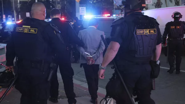 La Patrulla de Carreteras de California arresta a un hombre durante una protesta en Los Ángeles (imagen referencial)  - Sputnik Mundo