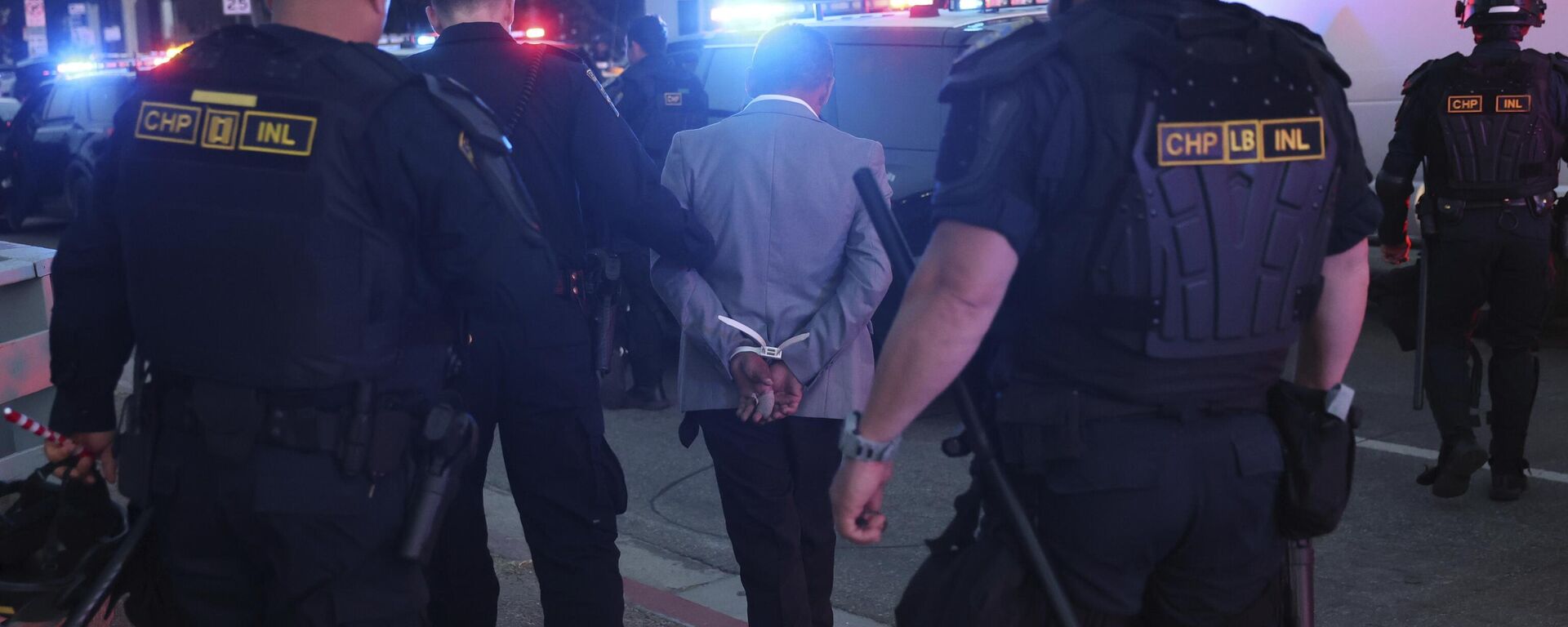 La Patrulla de Carreteras de California arresta a un hombre durante una protesta en Los Ángeles (imagen referencial)  - Sputnik Mundo, 1920, 02.08.2025