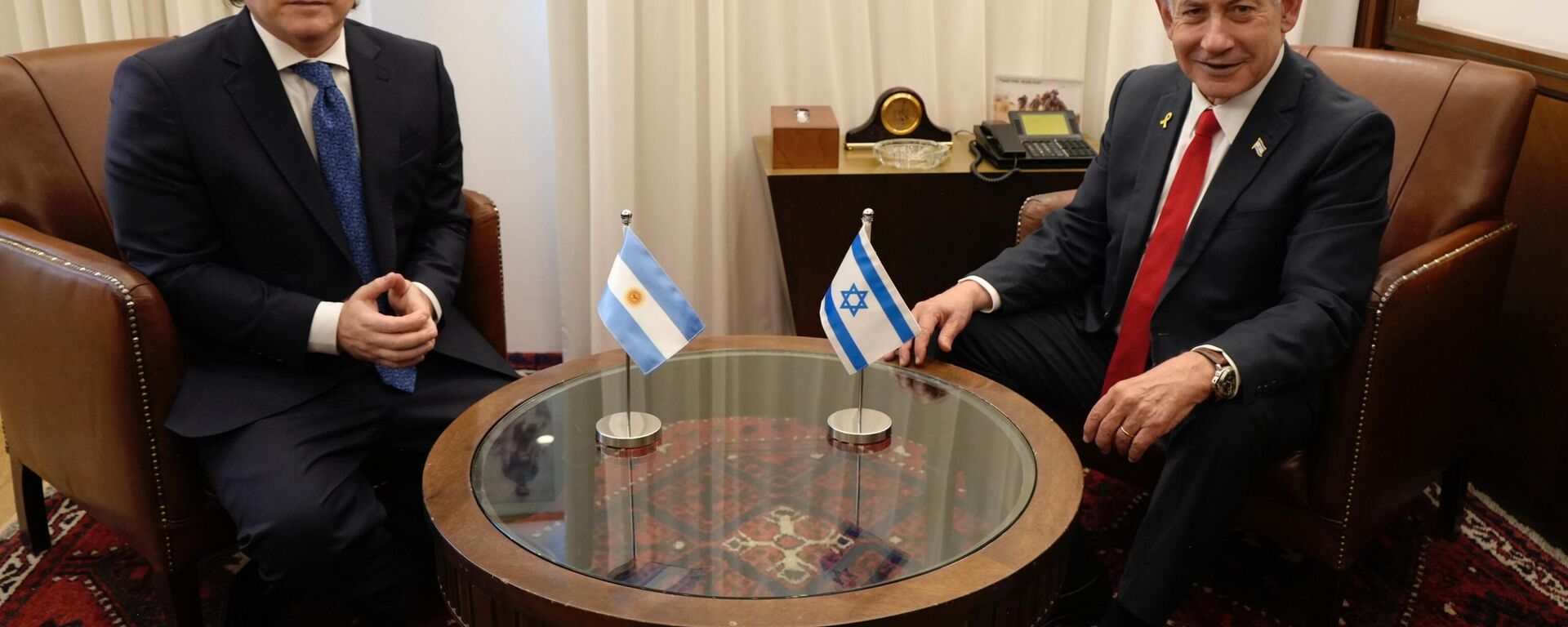 El presidente argentino, Javier Milei, junto al primer ministro israelí, Benjamín Netanyahu, durante un encuentro en Tel Aviv - Sputnik Mundo, 1920, 17.06.2025
