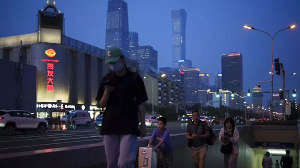 Un peatón sale de un paso subterráneo al anochecer en Beijing, China, el jueves 4 de julio de 2024  - Sputnik Mundo