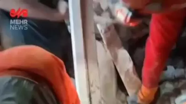 Al menos 3 personas halladas vivas bajo los escombros de una casa en Teherán - Sputnik Mundo
