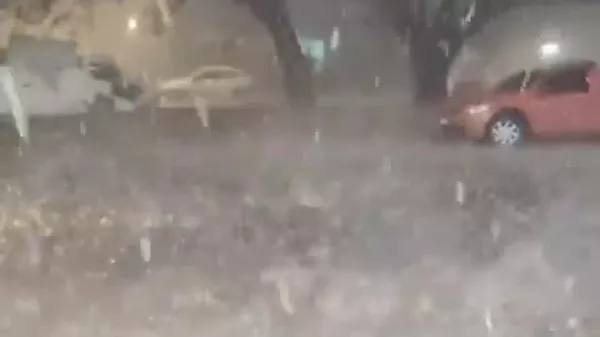Brasil bajo el hielo: calles convertidas en pistas heladas tras una intensa granizada - Sputnik Mundo