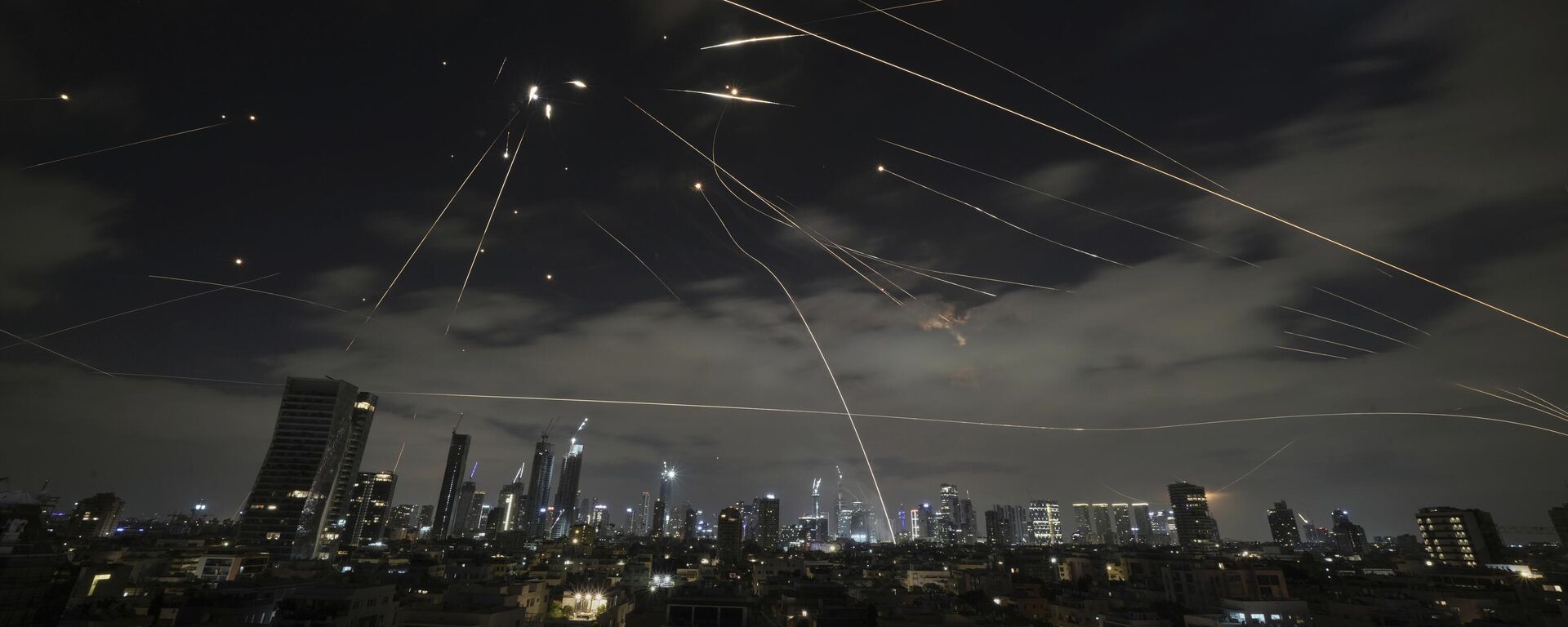 La Cúpula de Hierro de Israel interceptando misiles de Irán - Sputnik Mundo, 1920, 18.06.2025