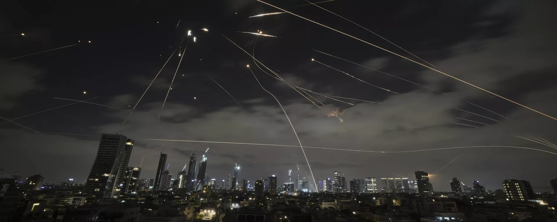 La Cúpula de Hierro de Israel interceptando misiles de Irán - Sputnik Mundo, 1920, 18.06.2025