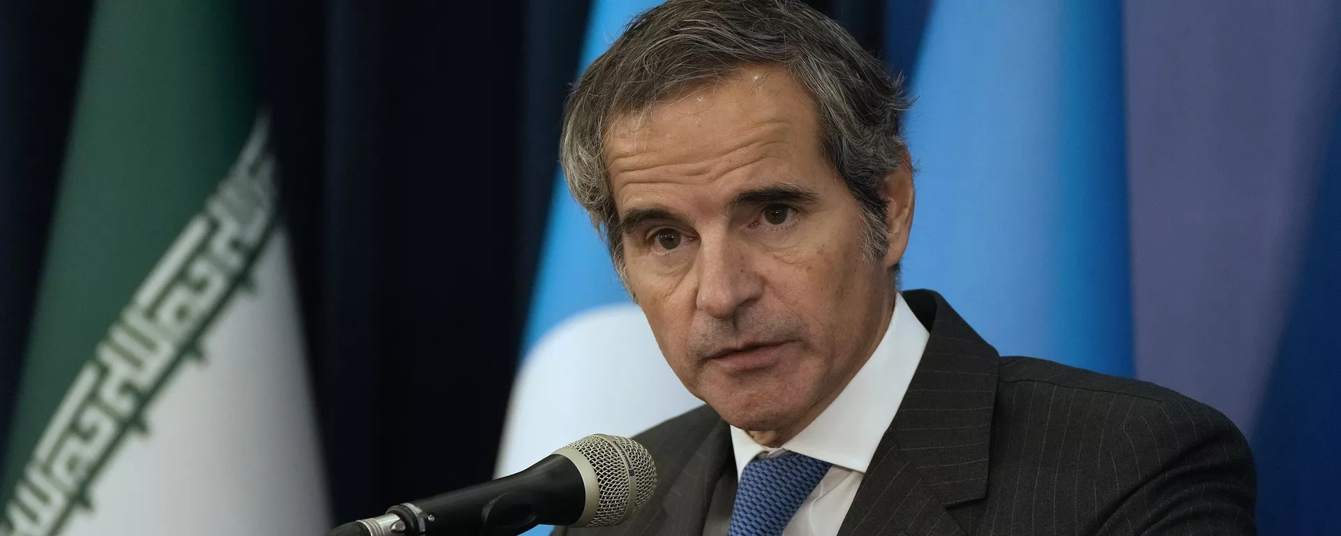 Rafael Grossi, el director general del Organismo Internacional de Energía Atómica (OIEA), habla durante una rueda de prensa conjunta con el jefe de la Organización de Energía Atómica de Irán, Mohamad Eslami, en Teherán, Irán, el 14 de noviembre de 2024 - Sputnik Mundo, 1920, 18.06.2025