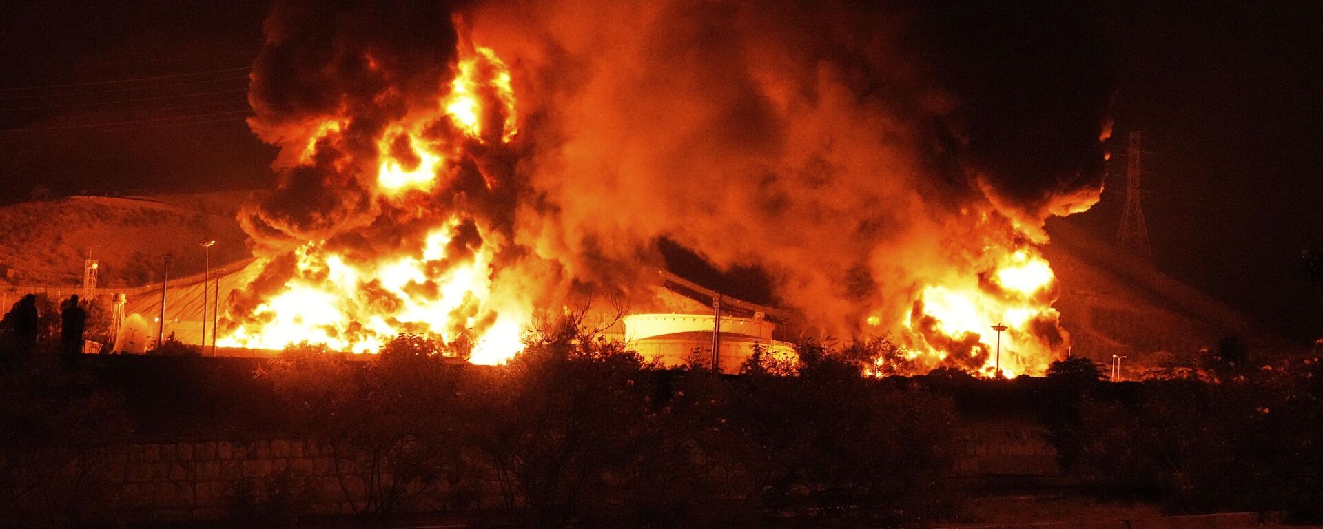 Las llamas se elevan desde una instalación de almacenamiento de petróleo después de que habría sido alcanzada por un ataque israelí en Teherán, Irán, el 15 de junio de 2025 - Sputnik Mundo, 1920, 02.04.2026