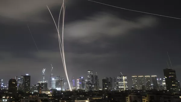 La ciudad israelí de Tel Aviv es atacada por las fuerzas de Irán - Sputnik Mundo