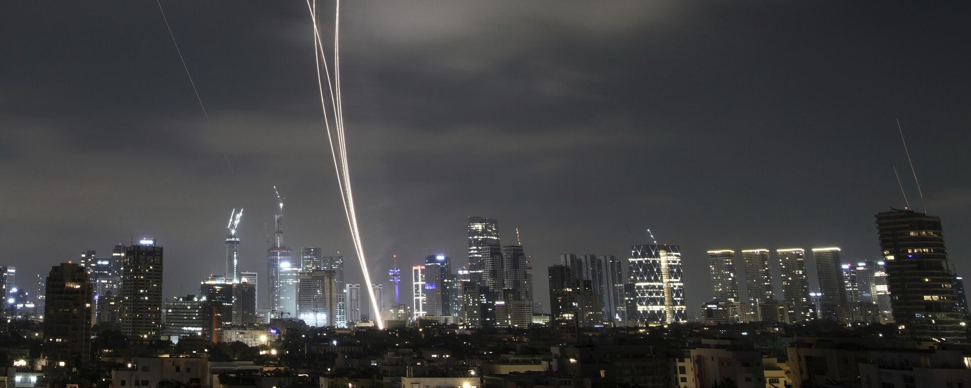 La ciudad israelí de Tel Aviv es atacada por las fuerzas de Irán - Sputnik Mundo, 1920, 19.06.2025
