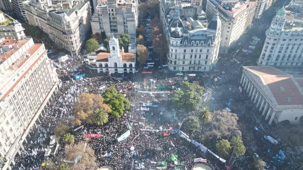 Vamos a volver: el peronismo sale a las calles en apoyo a Cristina Kirchner tras condena a prisión - Sputnik Mundo