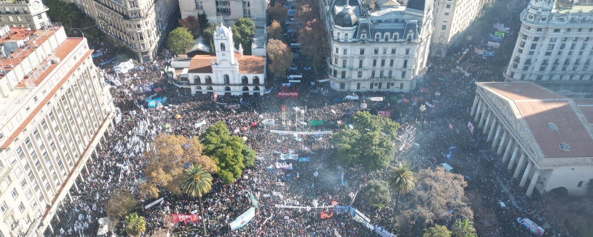 Vamos a volver: el peronismo sale a las calles en apoyo a Cristina Kirchner tras condena a prisión - Sputnik Mundo, 1920, 18.06.2025