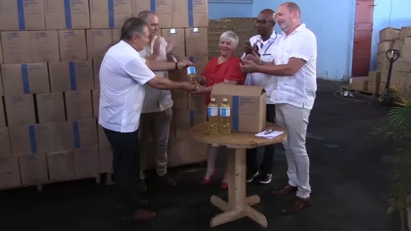 Rusia entregó toneladas de aceite de girasol a Cuba. - Sputnik Mundo