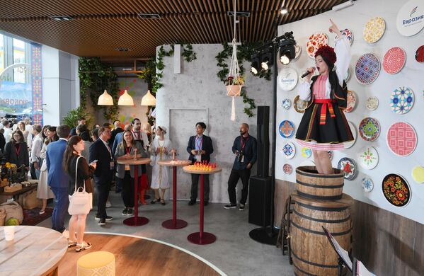 Este año, el programa se organiza en cinco áreas clave: Economía mundial: Nueva plataforma para el crecimiento global, Economía rusa: Nueva calidad de crecimiento, La persona en el nuevo mundo, Entorno vital y Tecnología: En busca del liderazgo. - Sputnik Mundo