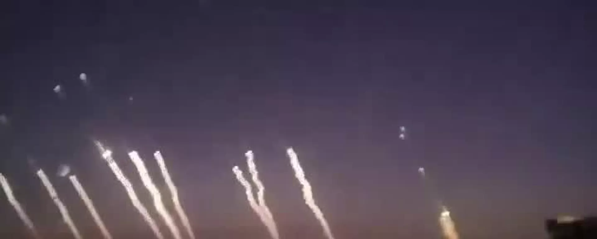 Otro video de un lanzamiento de misiles iraníes recorre las redes sociales - Sputnik Mundo, 1920, 19.06.2025