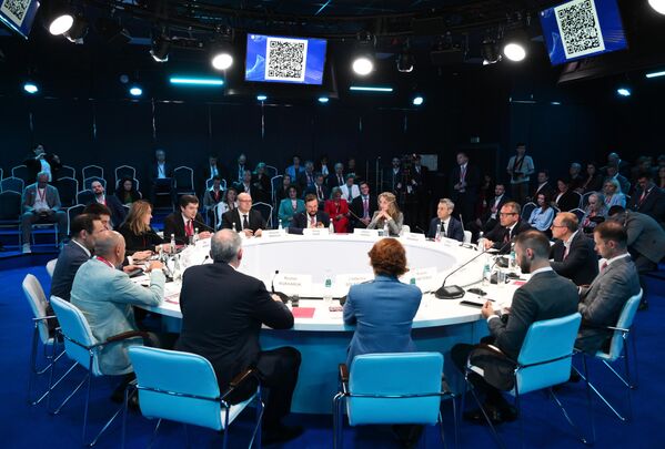 Se celebran más de 150 eventos en el marco del SPIEF, incluyendo foros de la OCS y de los BRICS. - Sputnik Mundo