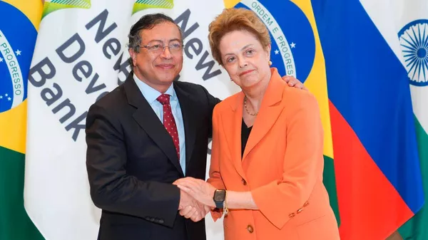 El presidente de Colombia, Gustavo Petro, y la presidenta del Banco de los BRICS, Dilma Rousseff  - Sputnik Mundo