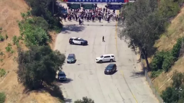 Impiden paso de agentes migratorios a las instalaciones del estadio de los Dodgers - Sputnik Mundo