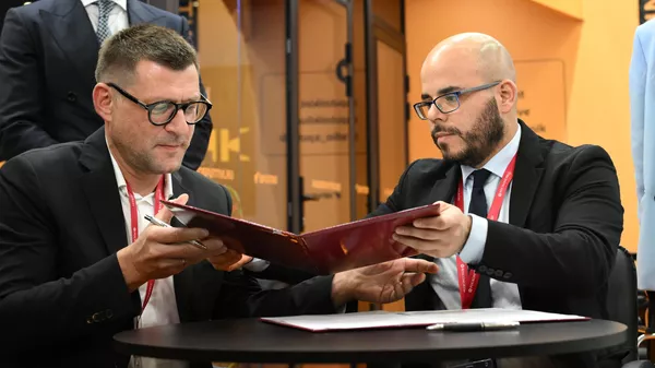 El primer redactor en jefe adjunto de Rossiya Segodnya —la casa matriz de Sputnik— Serguéi Kochetkov, y el coordinador de medios del Consejo de Comunicación y Ciudadanía de Nicaragua, Daniel Edmundo Ortega Murillo, en una ceremonia celebrada en el marco de la presente edición del Foro Económico Internacional de San Petersburgo - Sputnik Mundo