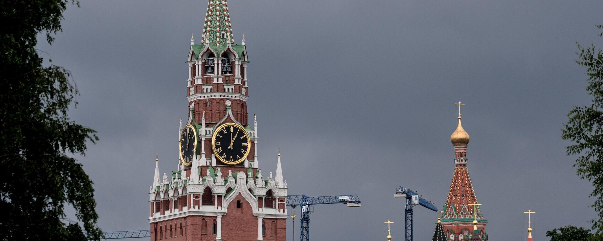 Vista de la Torre Spasskaya del Kremlin de Moscú  - Sputnik Mundo, 1920, 20.06.2025