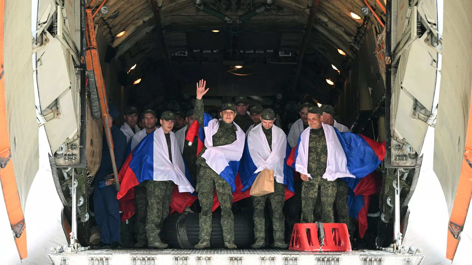 Rusia y Ucrania realizan un intercambio de prisioneros de guerra Rusia y Ucrania realizan un intercambio de prisioneros de guerra - Sputnik Mundo, 1920, 02.10.2025