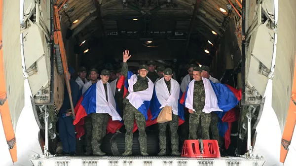 Rusia y Ucrania realizan un intercambio de prisioneros de guerra  - Sputnik Mundo
