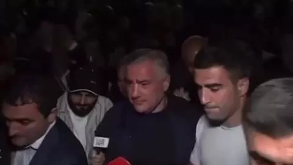 El empresario ruso, director del Grupo de Empresas Tashir, Samvel Karapetián (centro), en su domicilio de Ereván  - Sputnik Mundo