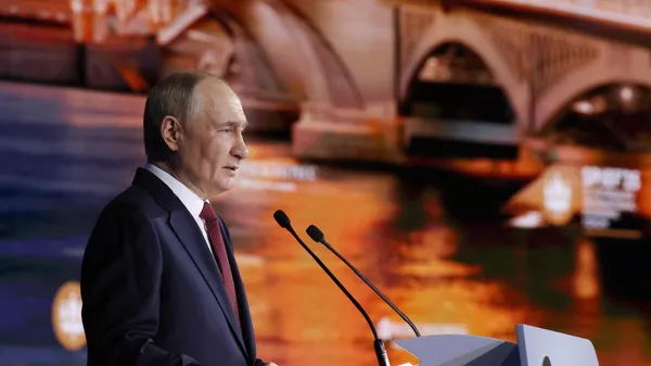 Vladímir Putin, presidente de Rusia, interviene en la sesión plenaria del Foro Económico Internacional de San Petersburgo, el 20 de junio de 2025  - Sputnik Mundo