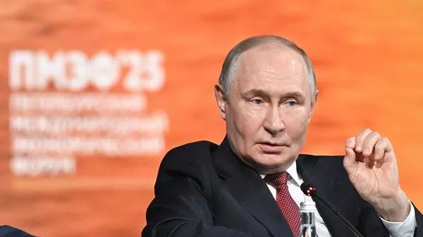 Vladímir Putin, presidente de Rusia, interviene en la sesión plenaria del Foro Económico Internacional de San Petersburgo, el 20 de junio de 2025  - Sputnik Mundo