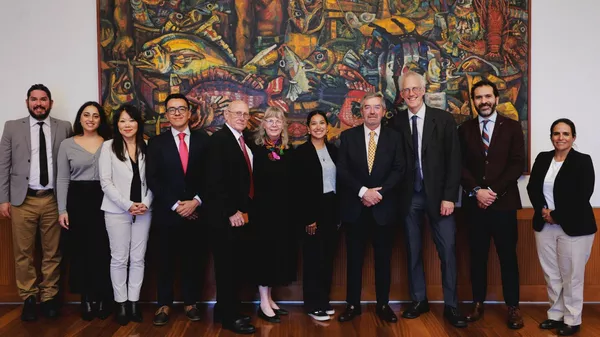 El canciller mexicano, Juan Ramón de la Fuente, se reunió con víctimas y activistas estadounidenses. - Sputnik Mundo