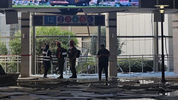 Elementos israelíes en el Hospital Soroka tras el impacto de un misil iraní que, según el país persa, fue lanzado contra un centro militar aledaño  - Sputnik Mundo