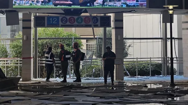 Elementos israelíes en el Hospital Soroka tras el impacto de un misil iraní que, según el país persa, fue lanzado contra un centro militar aledaño  - Sputnik Mundo