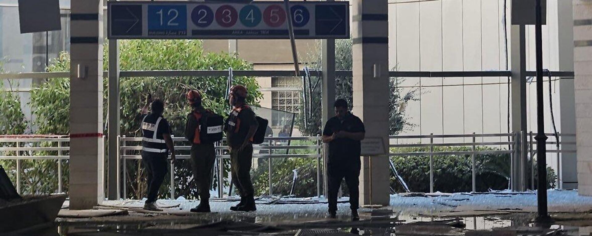 Elementos israelíes en el Hospital Soroka tras el impacto de un misil iraní que, según el país persa, fue lanzado contra un centro militar aledaño  - Sputnik Mundo, 1920, 21.06.2025