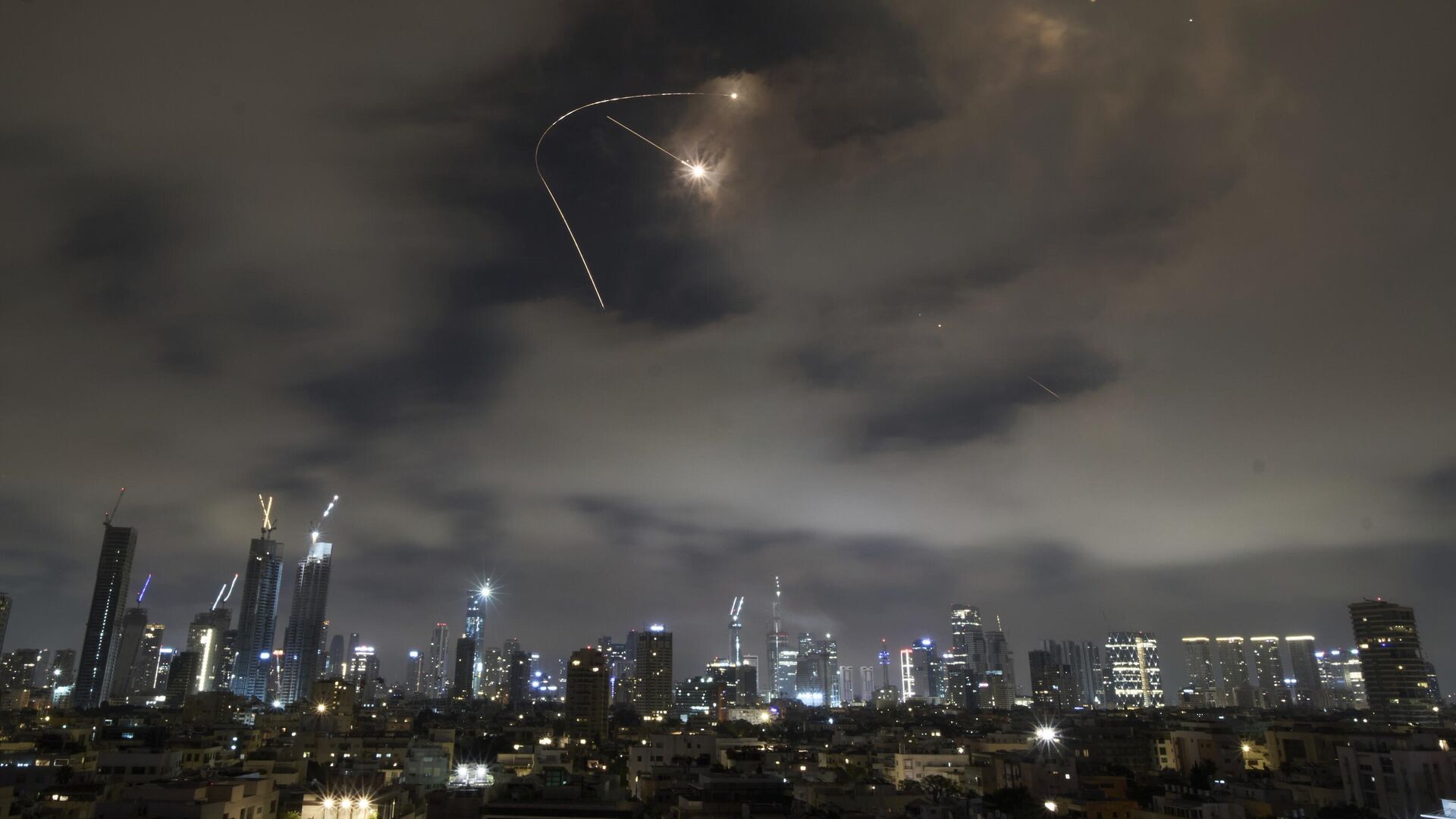 La ciudad de Tel Aviv es atacada por misiles iraníes y se activa la Cúpula de Hierro La ciudad de Tel Aviv es atacada por misiles iraníes y se activa la Cúpula de Hierro - Sputnik Mundo, 1920, 21.06.2025