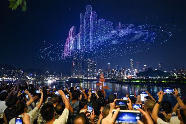 El espectáculo de luces en China, protagonizado por 11.787 drones, ha batido un nuevo récord mundial Guinness. - Sputnik Mundo