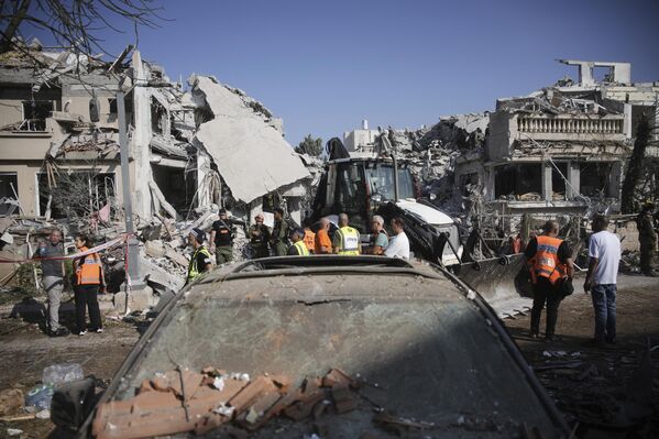 Viviendas en la ciudad israelí de Rishon LeZion, destruidas por un misil lanzado desde Irán. - Sputnik Mundo