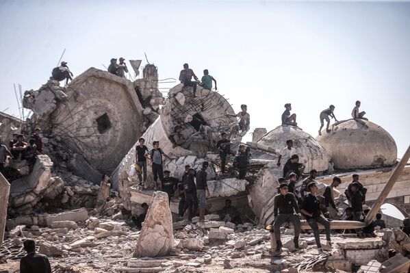 Palestinos se reúnen en una zona al norte de la Franja de Gaza a la espera de la ayuda humanitaria que debería llegar a través del puesto de control. - Sputnik Mundo