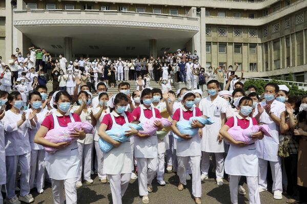 Se les da el alta a los quintillizos de una maternidad en la capital norcoreana, Pionyang. - Sputnik Mundo