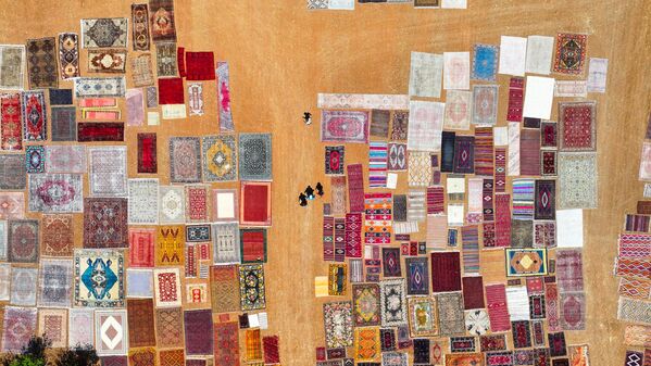 Alfombras hechas a mano, tendidas en campos al aire libre en la provincia turca de Antalya. - Sputnik Mundo