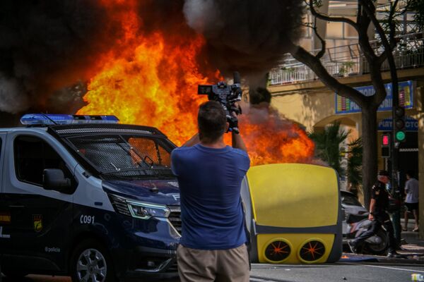 Miles de trabajadores del sector metalúrgico en la ciudad española de Cádiz han iniciado una huelga para exigir mejoras en sus condiciones laborales.En la foto: el primer día de la denominada &#x27;Huelga del Metal&#x27;. - Sputnik Mundo