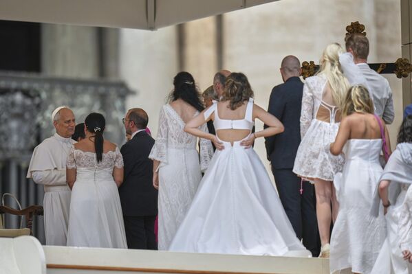 Recién casados hacen fila para reunirse con el papa León XIV durante su audiencia general semanal en la plaza de San Pedro, en el Vaticano. - Sputnik Mundo