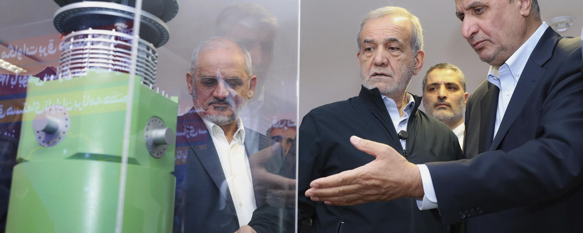 El presidente de Irán, Masud Pezeshkián, y el director de la Organización de Energía Atómica iraní, Mohamad Eslami, durante su visita a una exposición dedicada a los logros de Irán en el ámbito de la energía nuclear. El presidente de Irán, Masud Pezeshkián, y el director de la Organización de Energía Atómica iraní, Mohamad Eslami, durante su visita a una exposición dedicada a los logros de Irán en el ámbito de la energía nuclear. - Sputnik Mundo, 1920, 23.09.2026