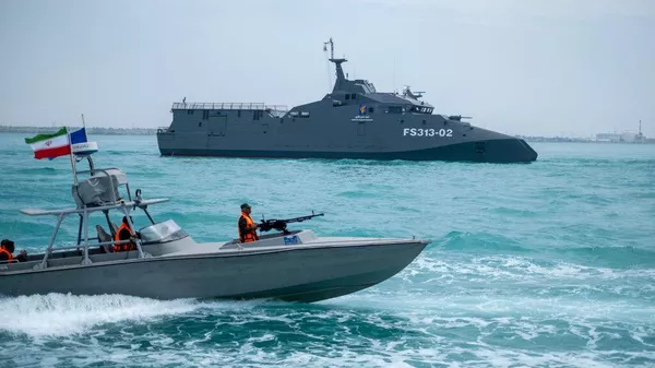 Buques militares iraníes en el desfile con motivo del aniversario de la expulsión de los portugueses del golfo de Ormuz. - Sputnik Mundo