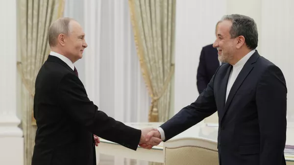 Vladímir Putin, presidente ruso, y Abás Aragchi, el ministro de Asuntos Exteriores de Irán - Sputnik Mundo