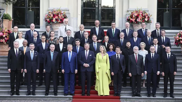 El presidente de EEUU, Donald Trump, posa con el rey de Holanda Willem Alexander, la reina Máxima de Holanda y los jefes de Estado y de Gobierno de la OTAN durante una foto de grupo en el Paleis Huis ten Bosch al margen de la cumbre de la OTAN en La Haya, el 24 de junio de 2025.  - Sputnik Mundo