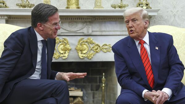El presidente Donald Trump junto con el secretario general de la OTAN, Mark Rutte, en la Oficina Oval de la Casa Blanca, el jueves 13 de marzo de 2025. (Pool vía AP)
 - Sputnik Mundo