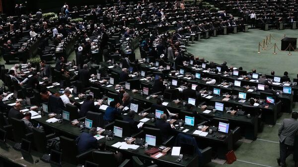 El Parlamento iraní aprueba un proyecto de ley para suspender la cooperación con el OIEA - Sputnik Mundo