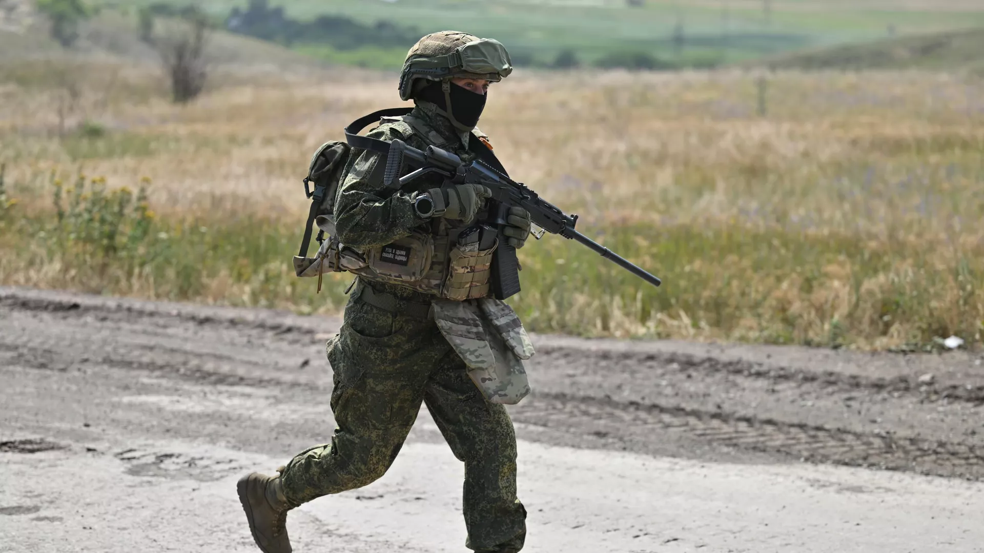 Un soldado ruso en la zona de la operación militar especial en Ucrania Un soldado ruso en la zona de la operación militar especial en Ucrania - Sputnik Mundo, 1920, 25.06.2025
