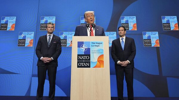 El presidente de EEUU, Donald Trump, y el secretario de Defensa, Pete Hegseth (izquierda), y el secretario de Estado, Marco Rubio (derecha), en la cumbre de la OTAN de La Haya 2025 - Sputnik Mundo