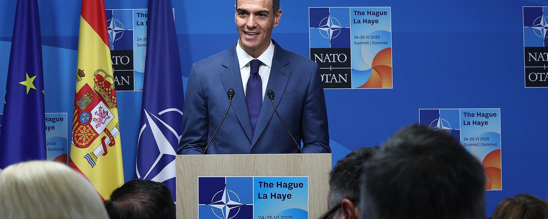 Pedro Sánchez comparece en rueda de prensa ante los medios de comunicación al término de la Cumbre de la OTAN - Sputnik Mundo, 1920, 26.06.2025