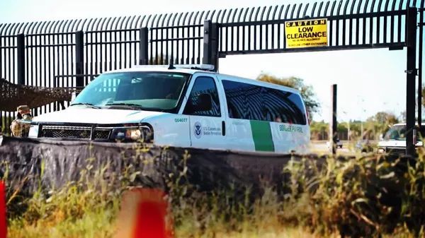 Paz y tranquilidad: Trump se jacta de una frontera silenciosa por sus políticas migratorias - Sputnik Mundo